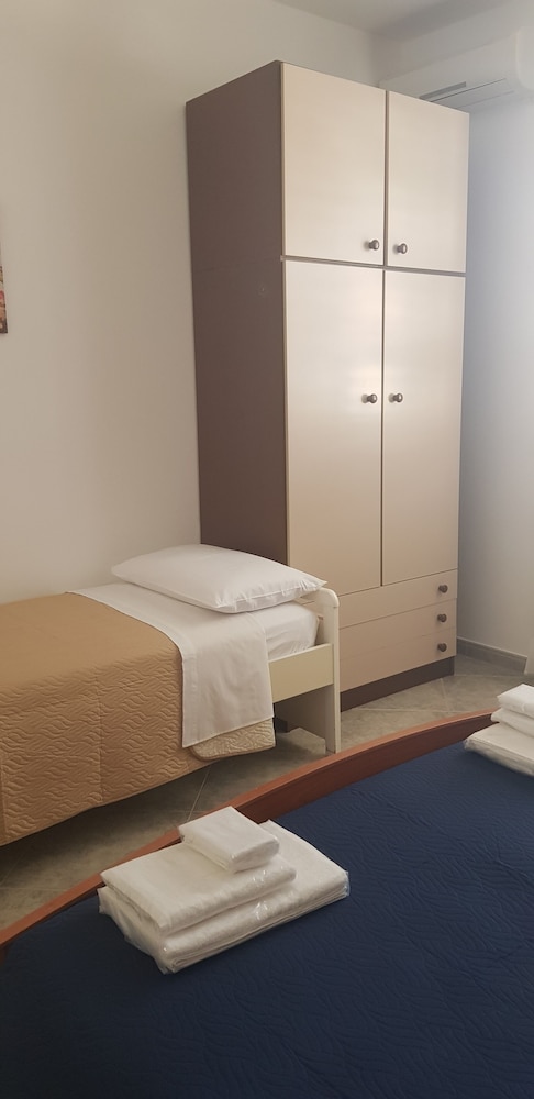 Deluxe Triple Room, 1 Queen Bed, Private Bathroom, City View (Balcony) photo 3