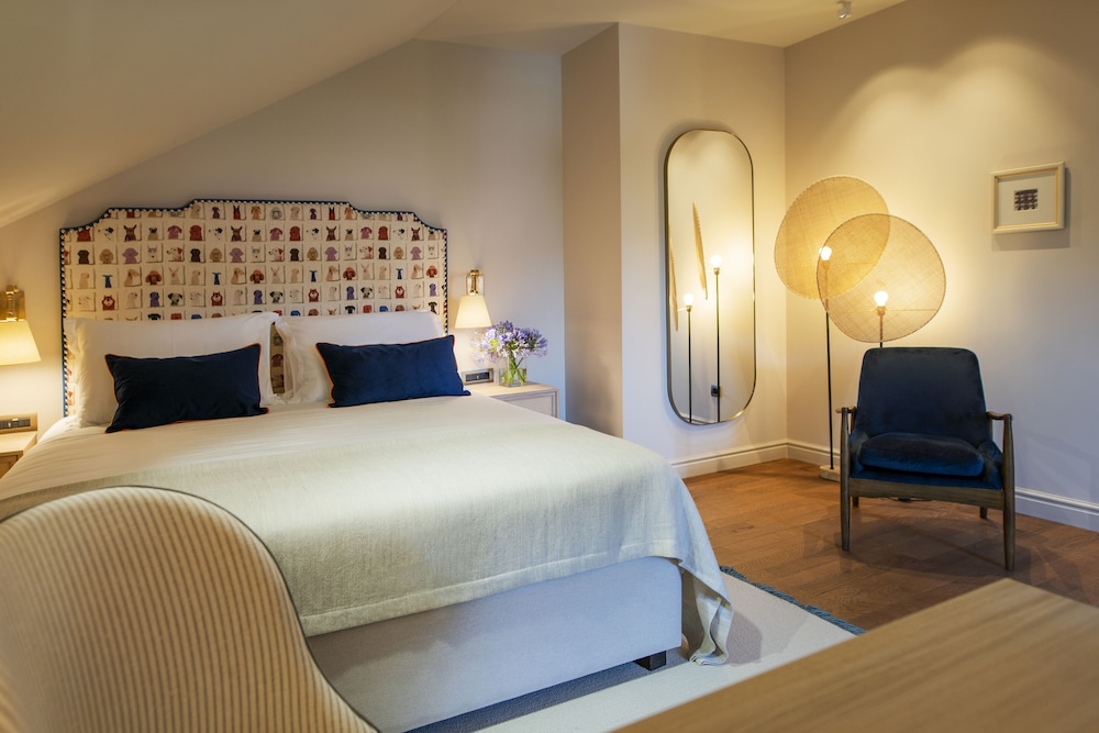 Attic Room - Photo 4