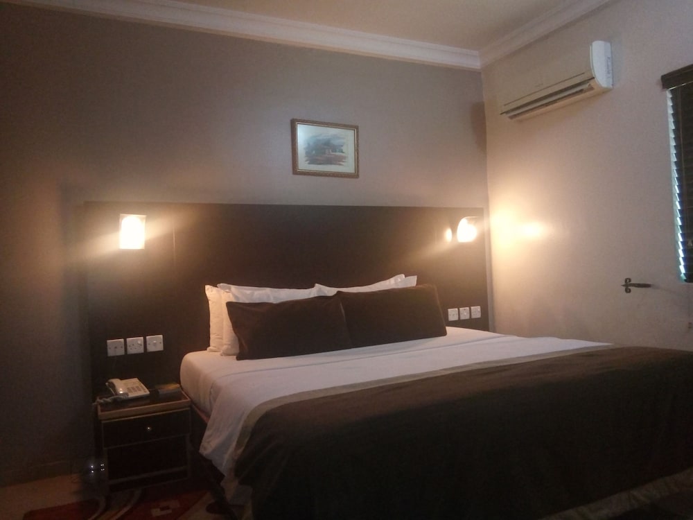 Junior Suite, 1 Queen Bed, Non Smoking, Pool View photo 1