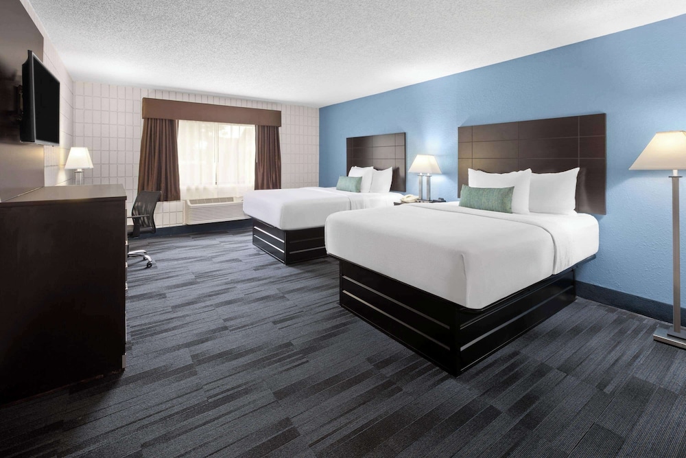 Room, 2 Queen Beds, Non Smoking - Photo 1