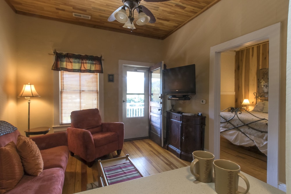 Bear Point Suite, 1 Queen Bed with Sofa bed, Patio