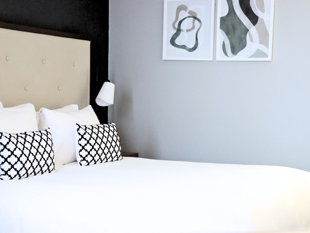 Premium Room, 1 King Bed - Photo 10