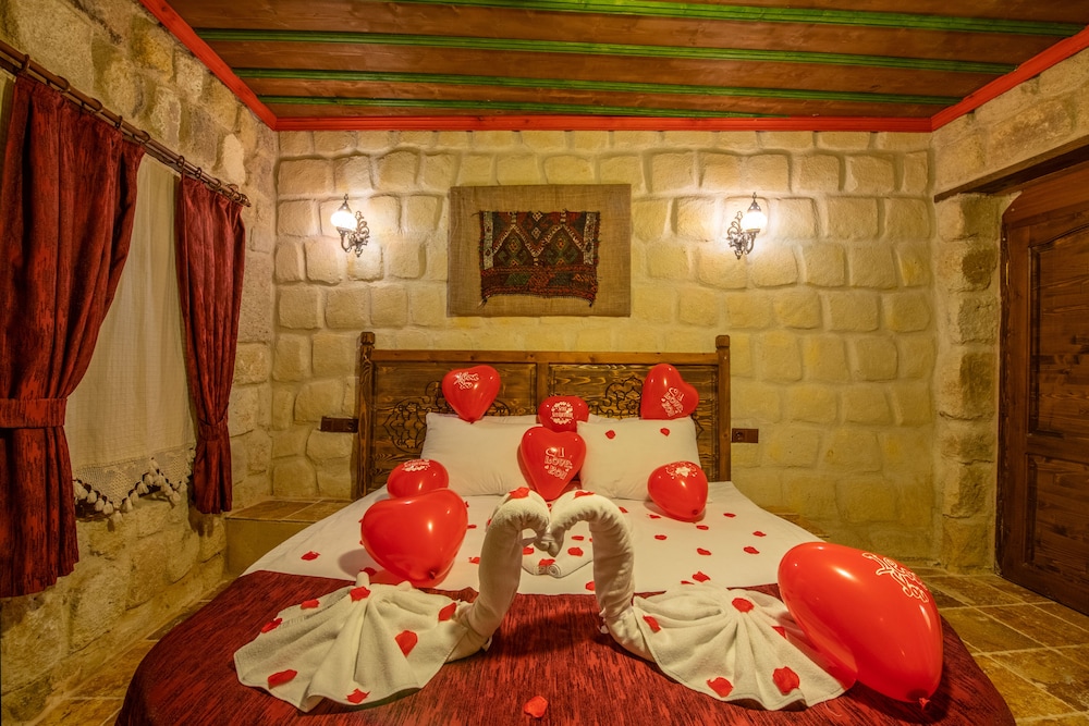 Deluxe Suite with Jacuzzi and Fireplace photo 3