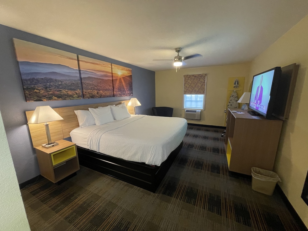 Standard Room, 1 King Bed - Photo 4