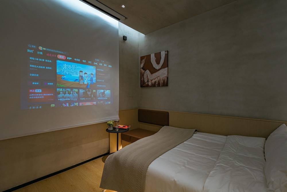 Dream Cinema Double Bed Room - Great Screen Projector
