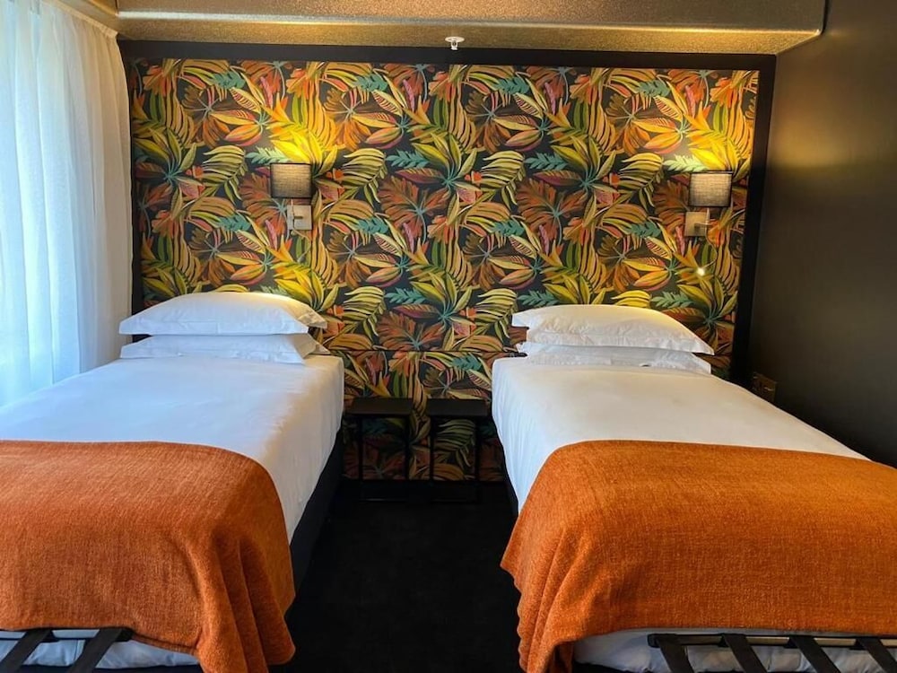 Standard Twin Room - Photo 2