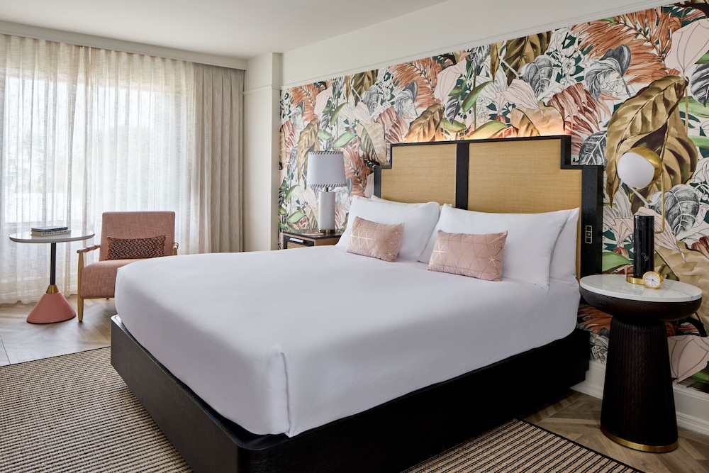 Premium Room, 1 King Bed, Balcony, City View Connected (ARI) - Photo 5
