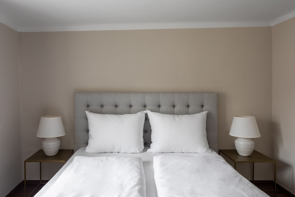 Large 1 Bedroom Apartment with Sofa Bed - Photo 4