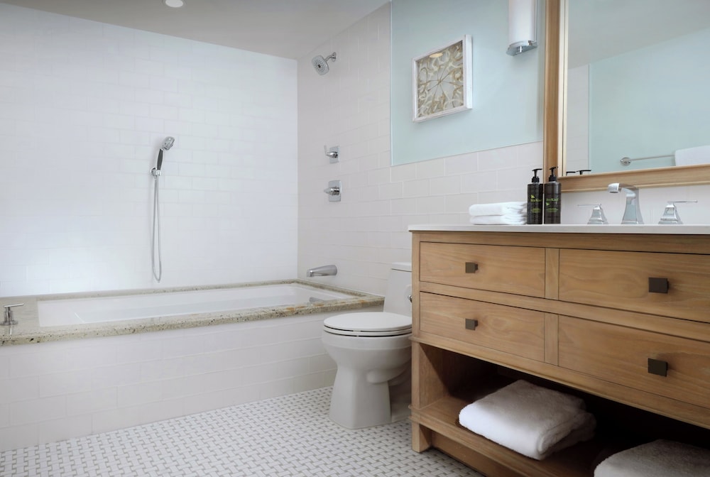 The Residence, Three Bedroom Suite thumbnail 5