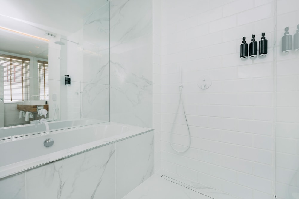 Premium Double or Twin Room thumbnail 5