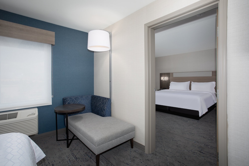 Suite, 1 Bedroom - Photo 2