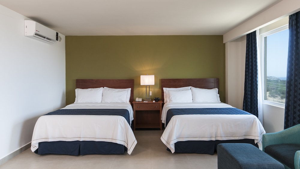 Standard Room, 2 Queen Beds (Extra Floor Space) thumbnail 5
