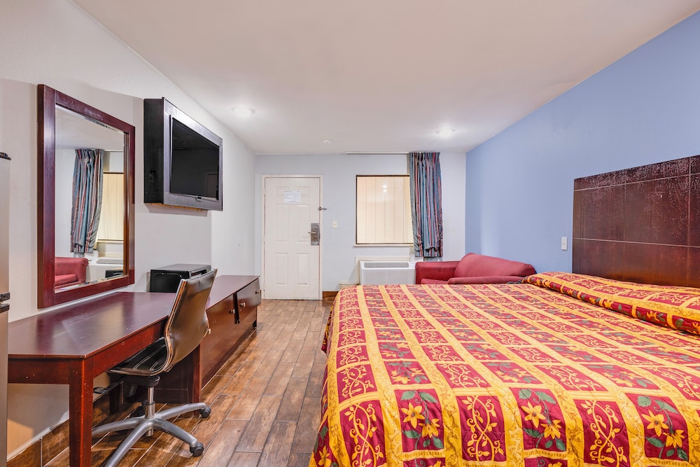 Room, 1 King Bed, Smoking - Photo 3