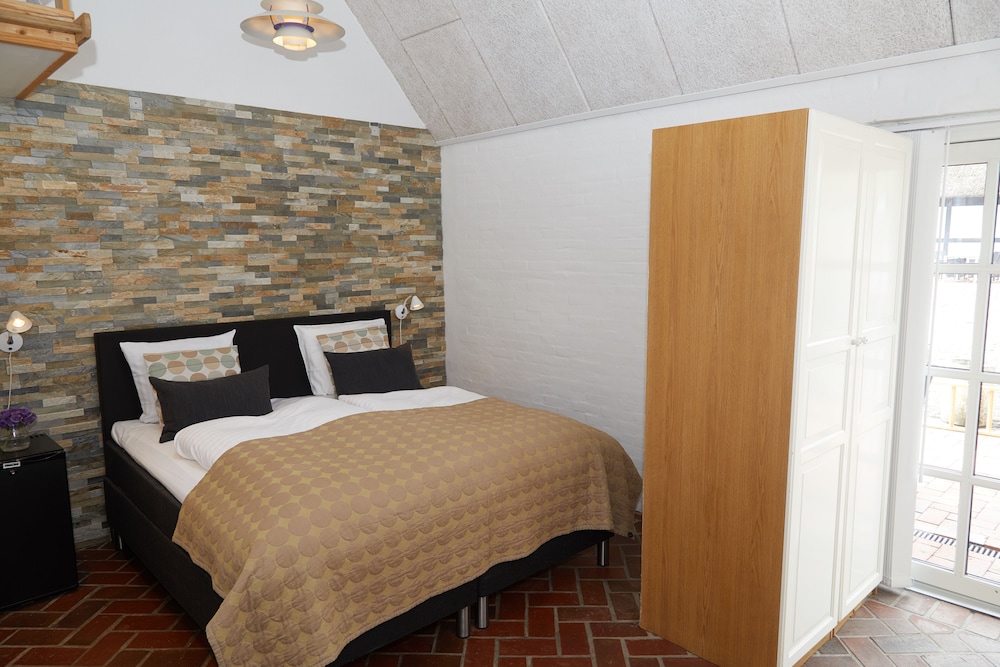 Basic Room, 1 Queen Bed photo 2
