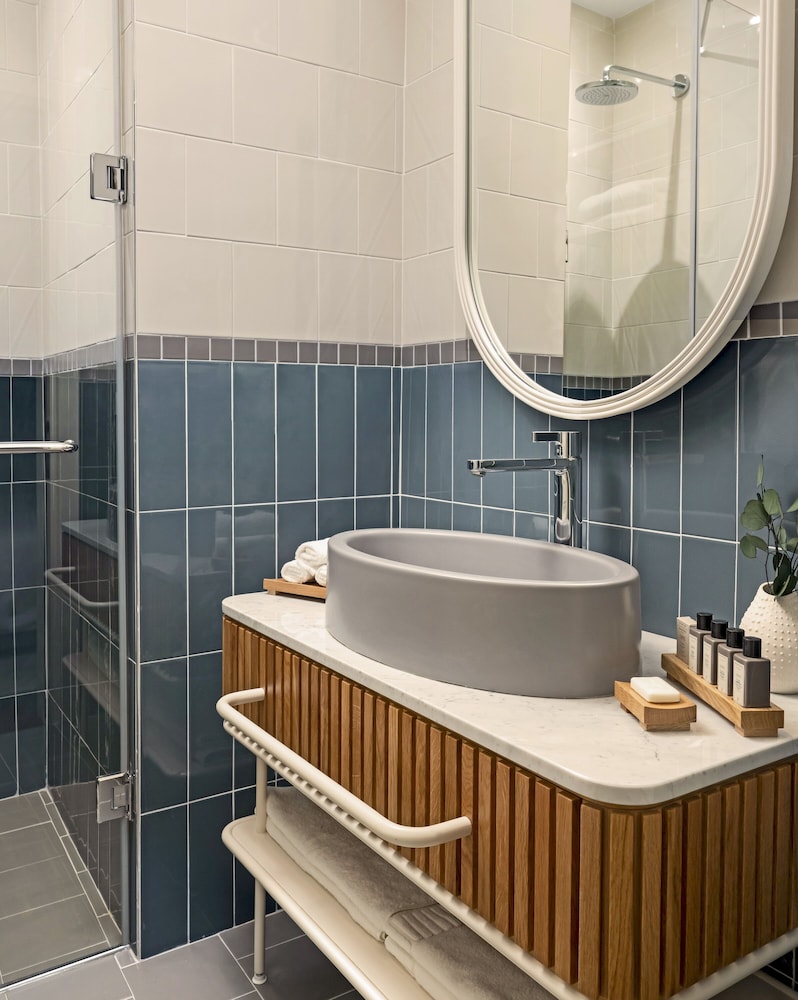 Deluxe Modern Room