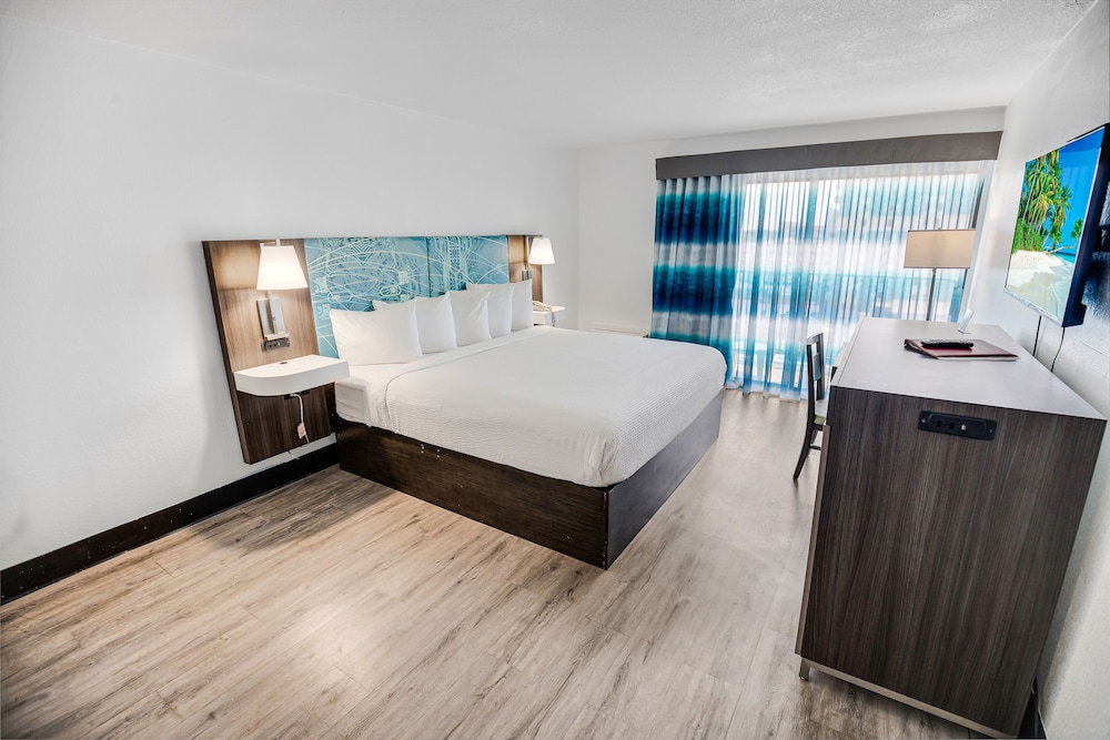 Standard Single Room 1 King Bed Partial Ocean View(No Pets) photo 2