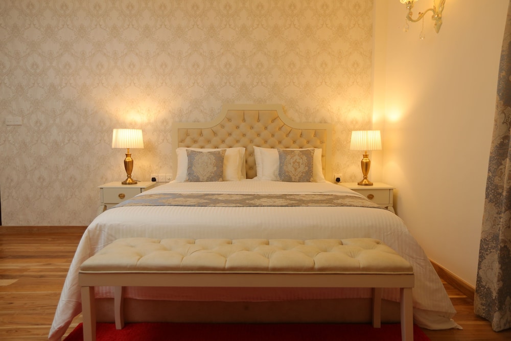 Honeymoon Studio Suite photo 2