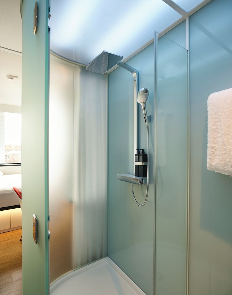 Room, 1 King Bed (Mobility Accessible, Roll-In Shower) photo 3
