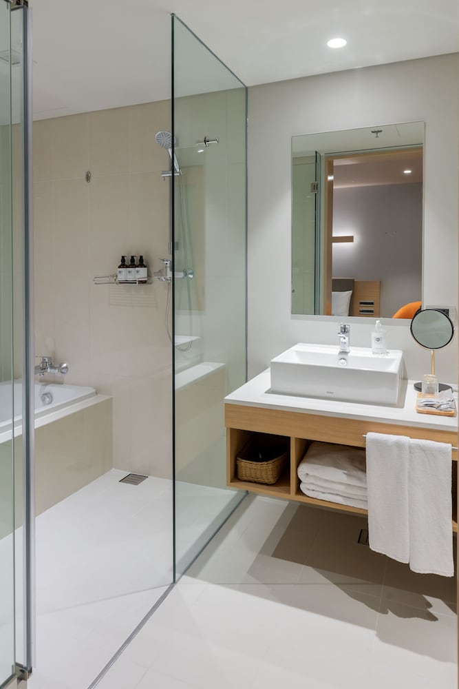 Deluxe Twin Room thumbnail 5
