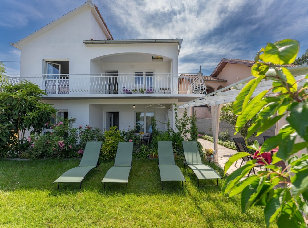 House (Four Bedroom Holiday Home with Terrac)