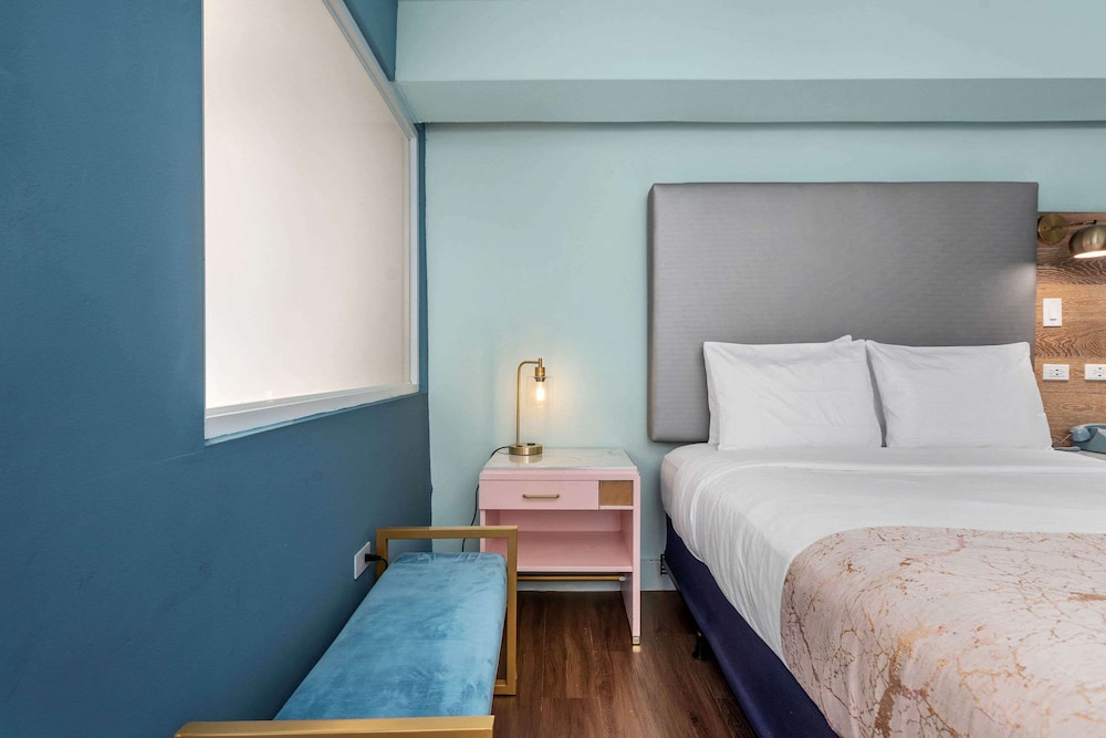 Suite, Multiple Beds, Non Smoking - Photo 9