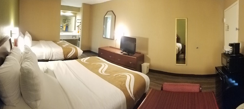 Standard Room, 2 Queen Beds photo 2