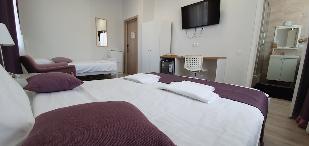 Standard Triple Room, Multiple Beds, Non Smoking photo 2