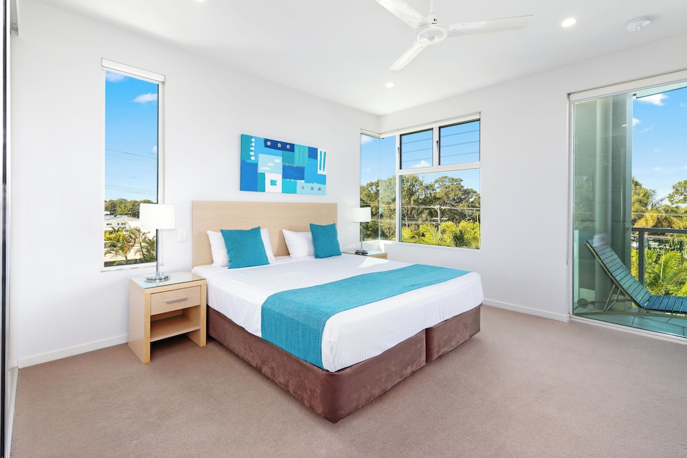 Standard Room, 2 Bedrooms, Pool View photo 3