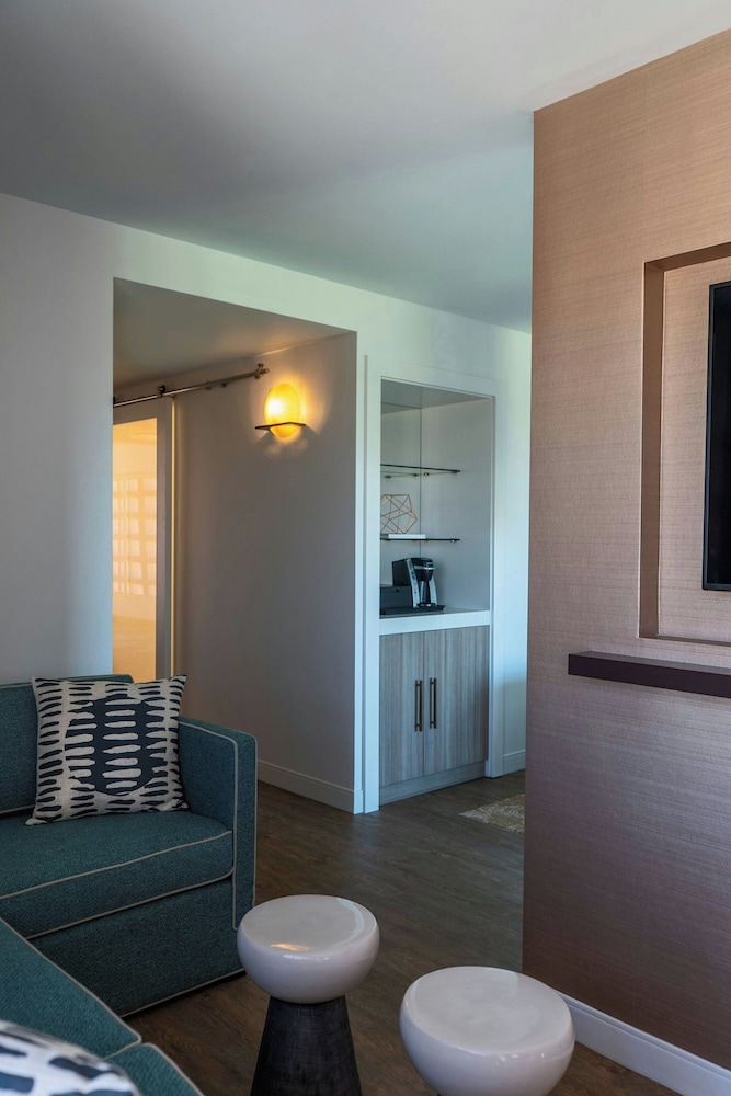 Studio Suite, 1 Bedroom (Mobility/Hearing Access, Roll-in Shwr) - Photo 1