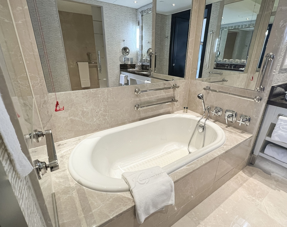 3 Bedroom Family Suite - Lounge Access including Afternoon Tea, Evening Cocktail Hours thumbnail 6