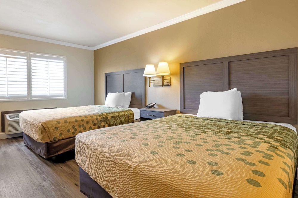 Standard Room, 2 Queen Beds, Non Smoking - Photo 4
