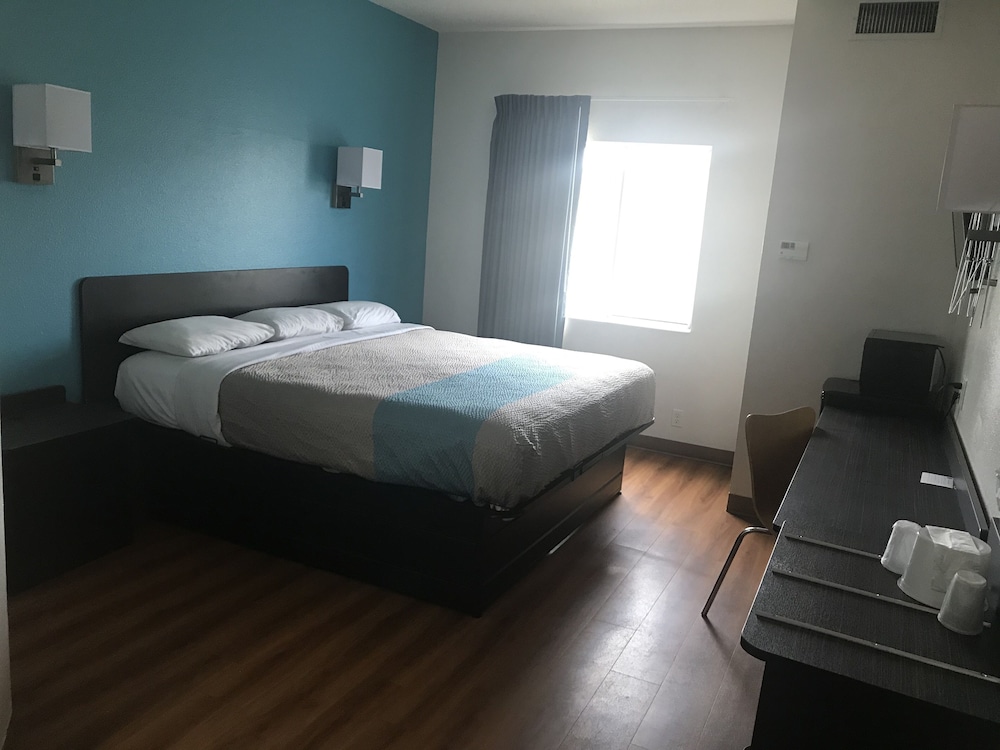 Standard Room, 1 Double Bed, Non Smoking (ADA Shower/Tub combo) photo 3