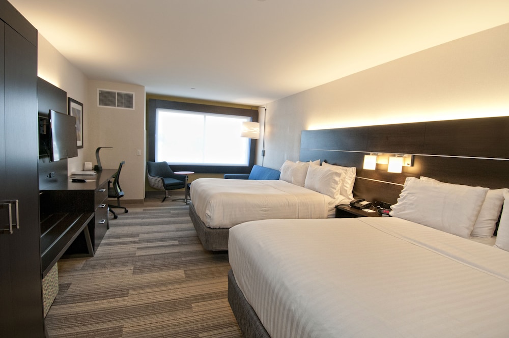 Suite, 2 Queen Beds, Accessible (Access Tub)