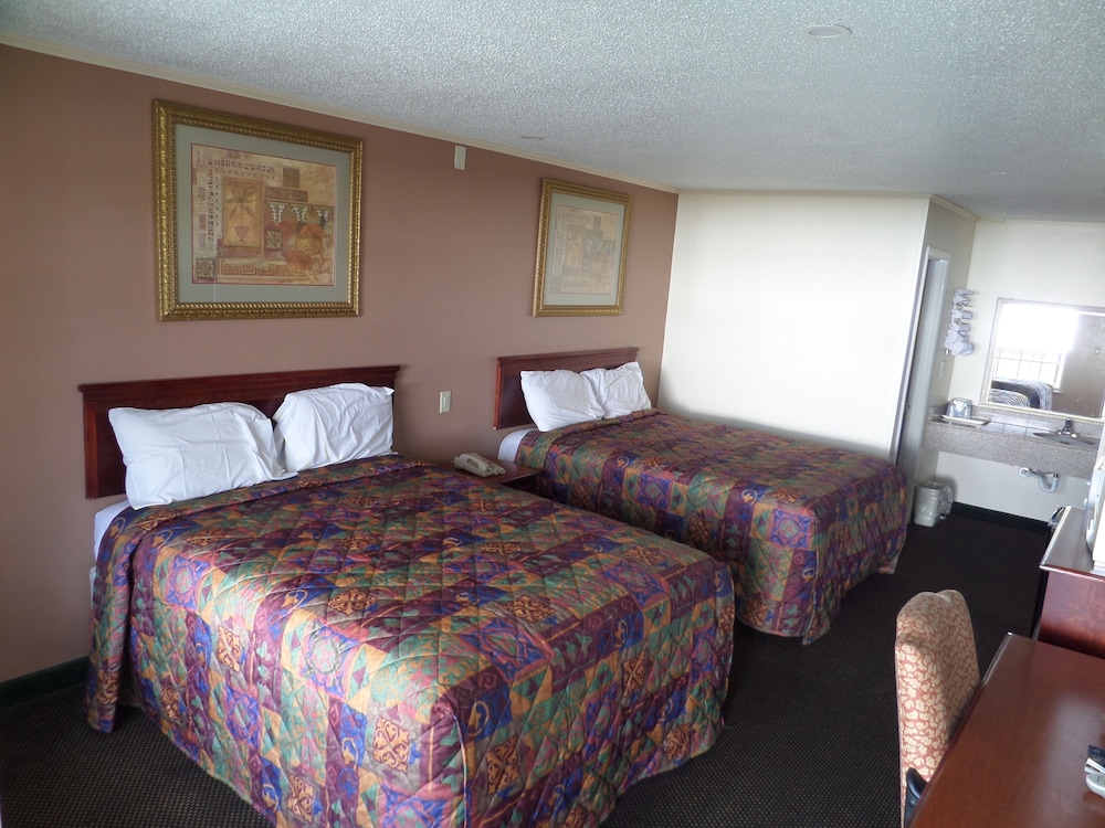Classic Room, 2 Queen Beds, Smoking photo 1
