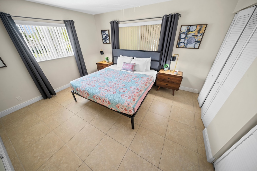 Deluxe 1-Bedroom King  w/ Kitchen & Sofa Bed photo 3
