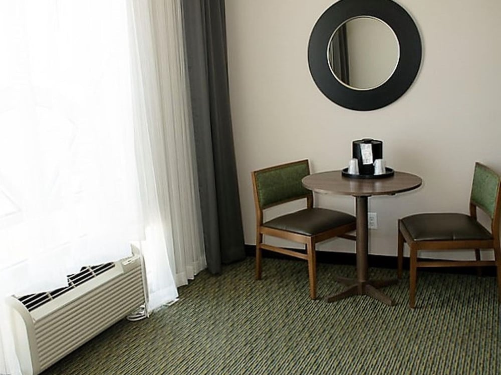 Suite, 1 Bedroom, Accessible, Non Smoking (Comm, Accessible Tub) - Photo 2