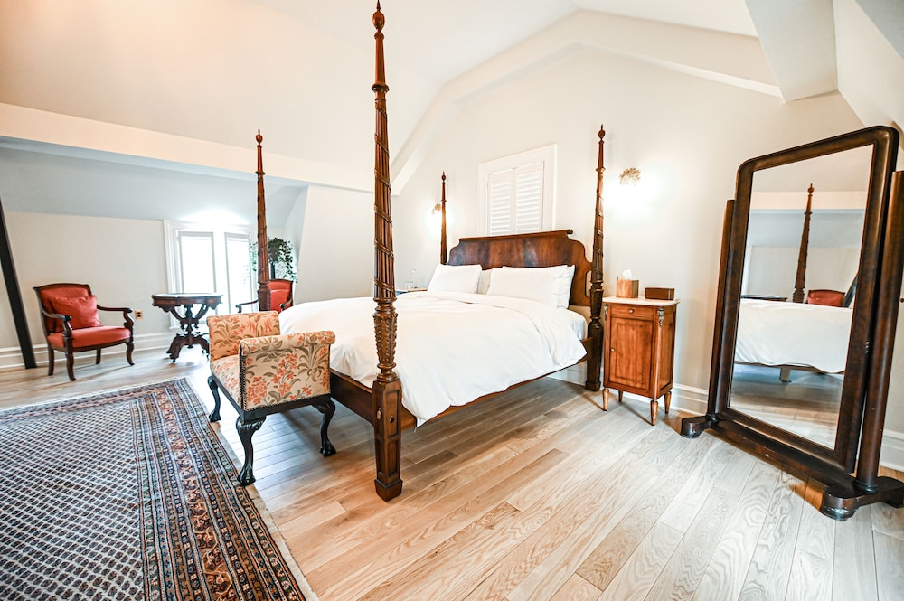 Signature Studio Suite, 1 King Bed, Annex Building photo 3