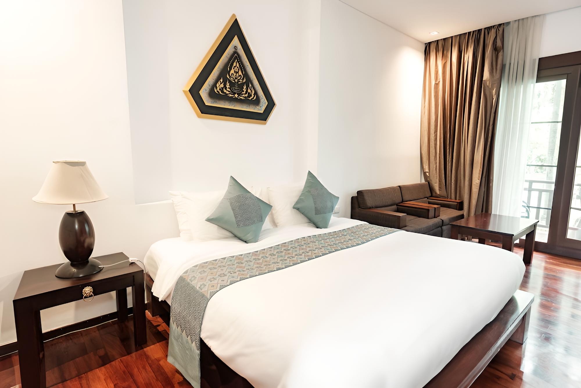Deluxe Room, 1 King Bed, Balcony - Photo 1