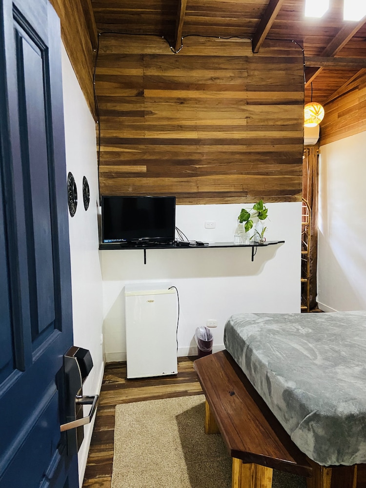 Deluxe Room, 1 Queen Bed photo 2
