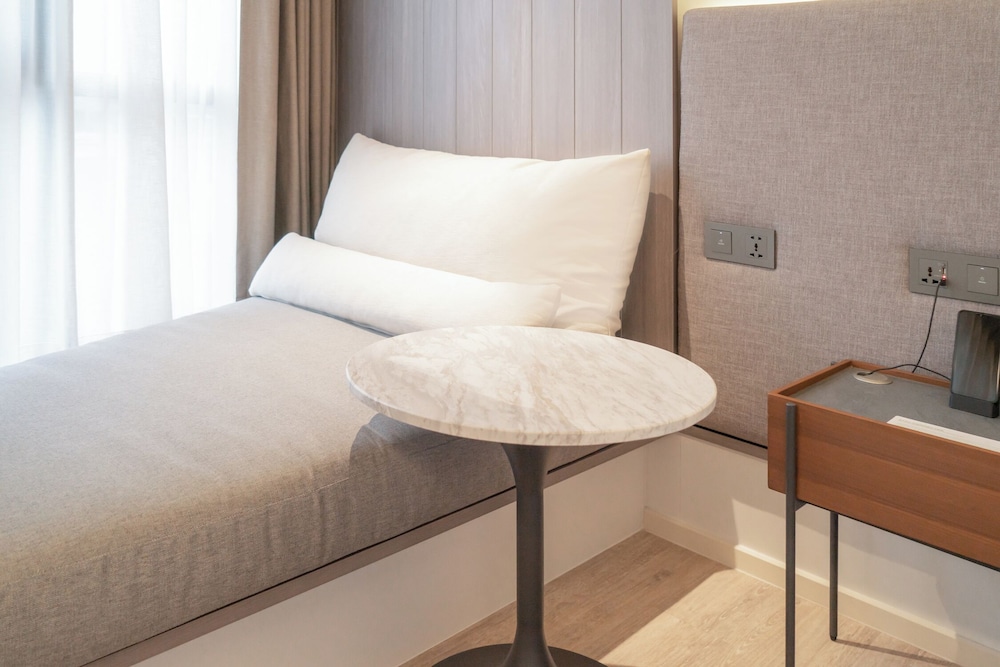 Deluxe King Room with City View photo 3