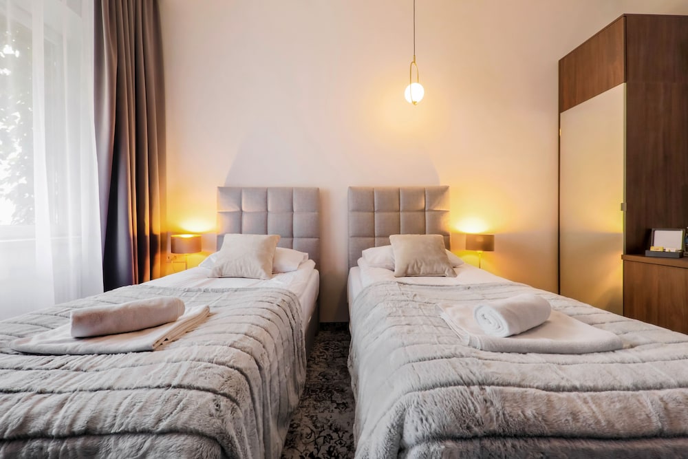 Classic Double or Twin Room - Photo 11