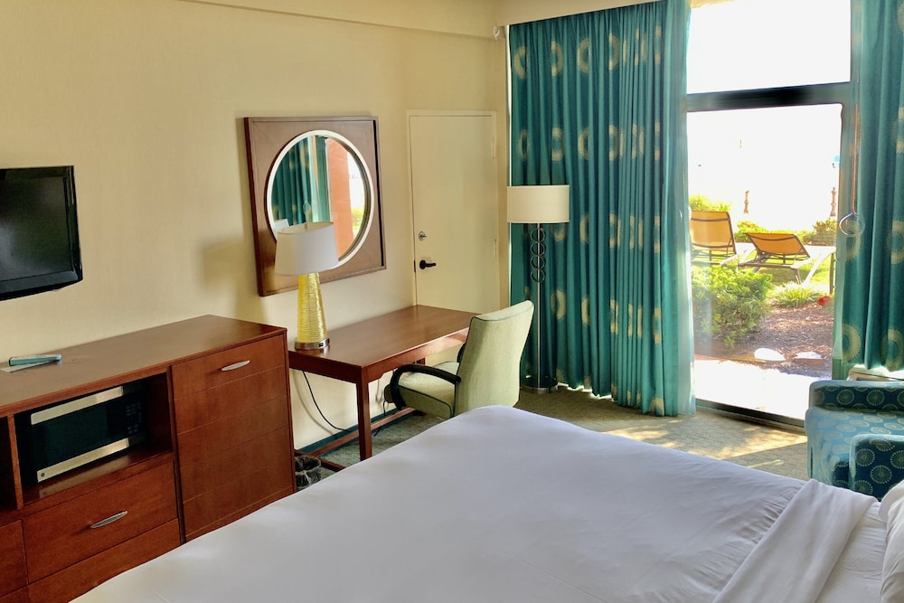 Standard Room, 1 King Bed, Oceanfront - Photo 4