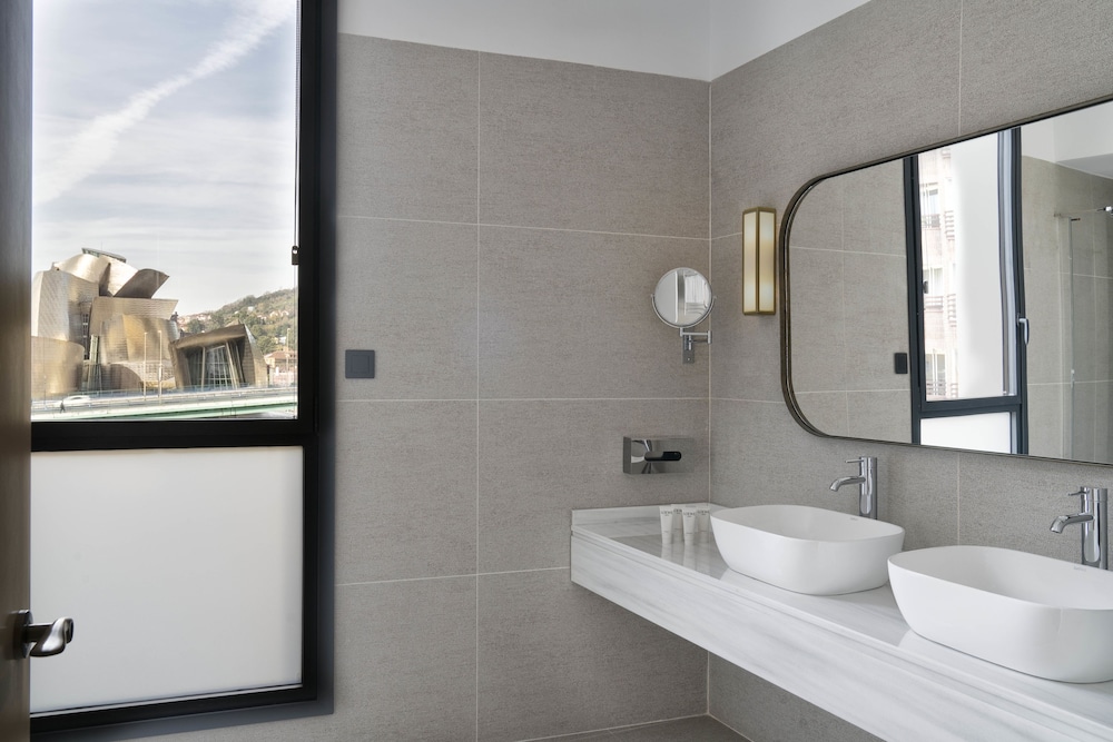 Junior Suite (Guggenheim View, Single Use) - Photo 6