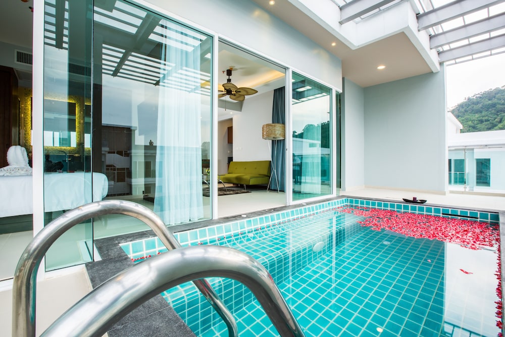 Honeymoon Pool Suite photo 3