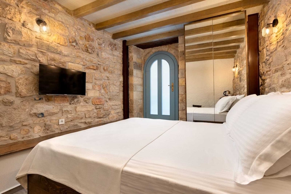Standard Room, 1 Queen Bed, Courtyard View - Photo 3