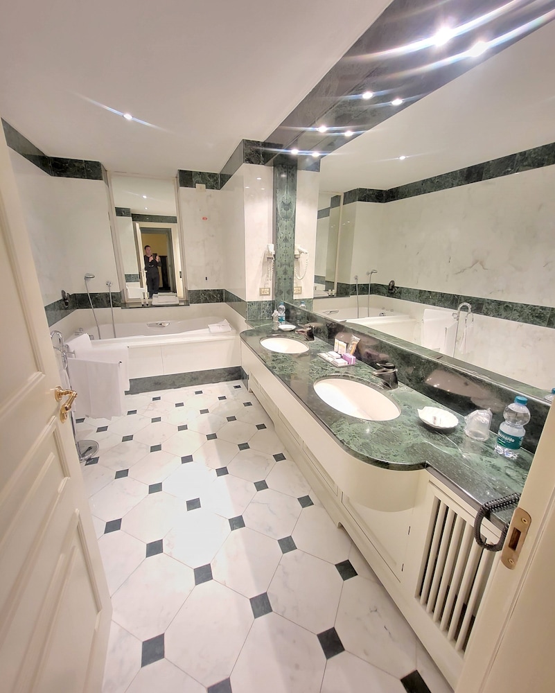Deluxe Suite, Jetted Tub - Photo 8