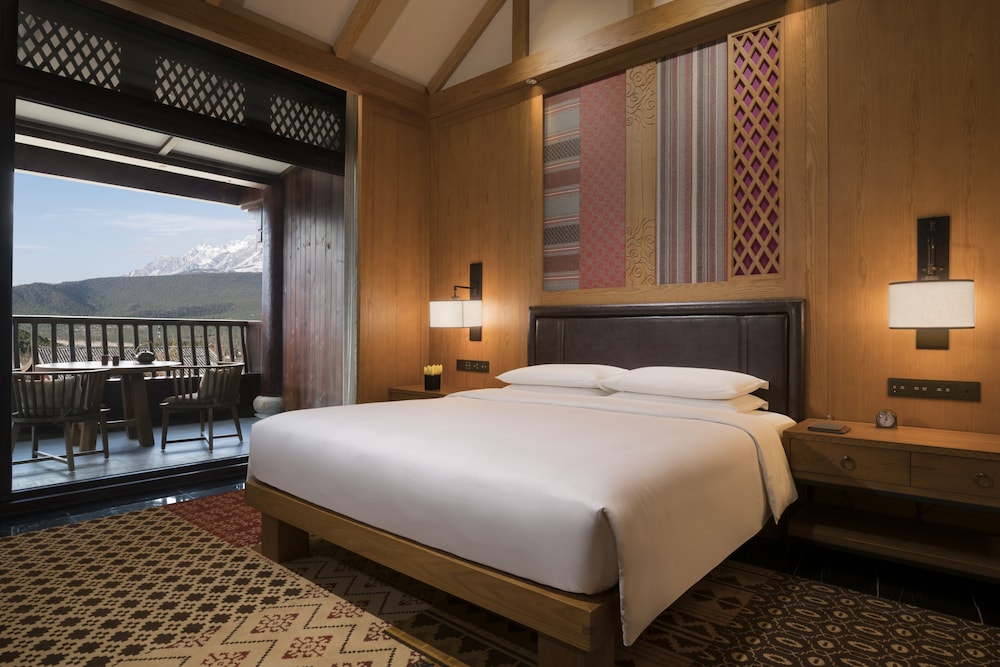 Luxury Suite, 1 King Bed, Non Smoking, Hill View photo 2