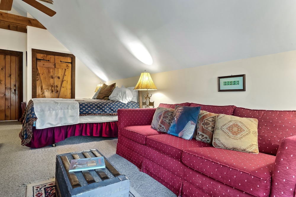 Grand Studio Suite, 1 King Bed with Sofa bed, Mountain View photo 1