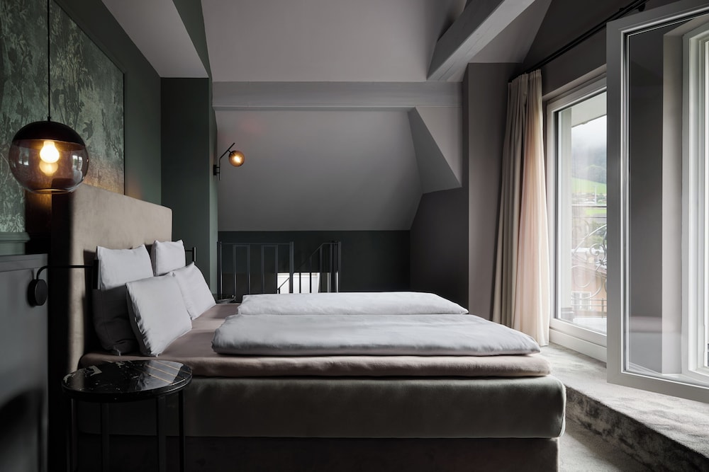 Suite, 1 Queen Bed with Sofa bed photo 1