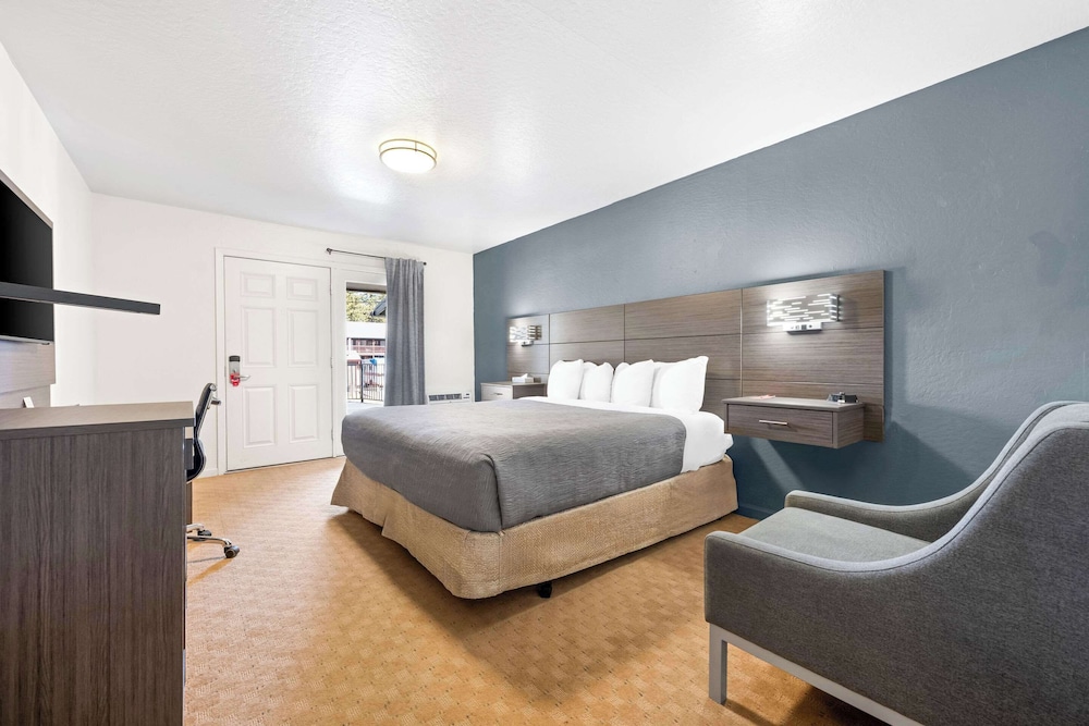Suite, 1 King Bed, Non Smoking, Kitchenette - Photo 5